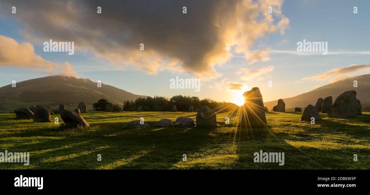 Majestätischer Sonnenaufgang am Castlerigg Stone Circle im Lake District mit wunderschönen Schatten und Sonnenstrahlen. Stockfoto