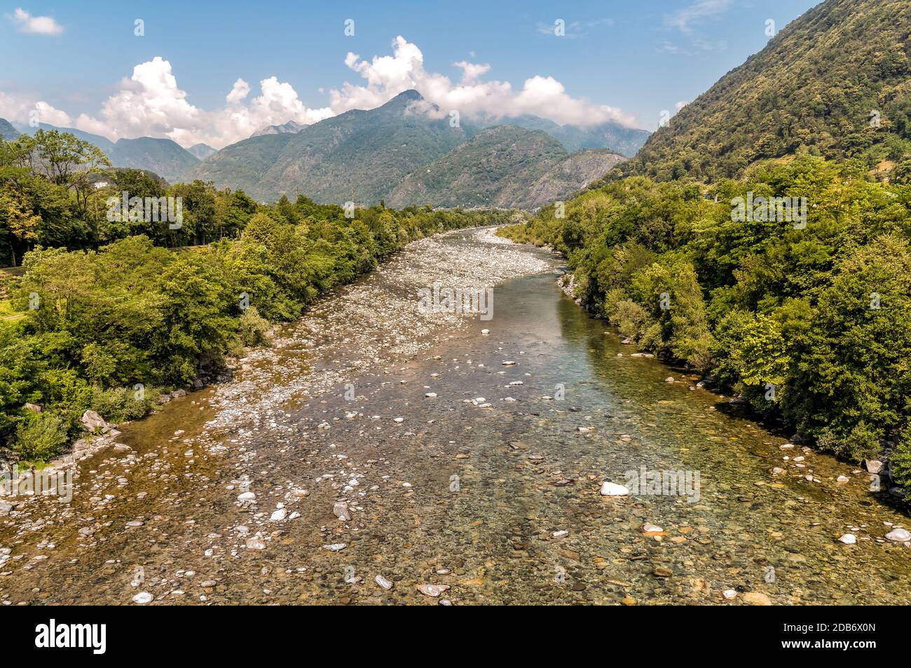 Blick auf den Fluss Maggia, Beginn des berühmten Vallemaggia im Kanton Tessin der Schweiz Stockfoto