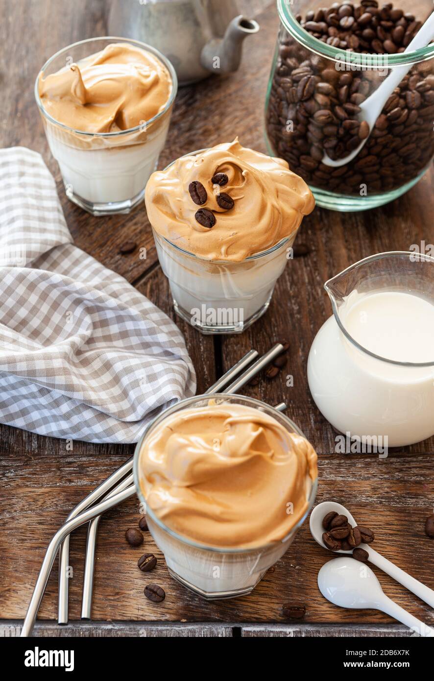 Schlagsahne Kaffee in einem Glas mit Kaffeebohnen Stockfoto