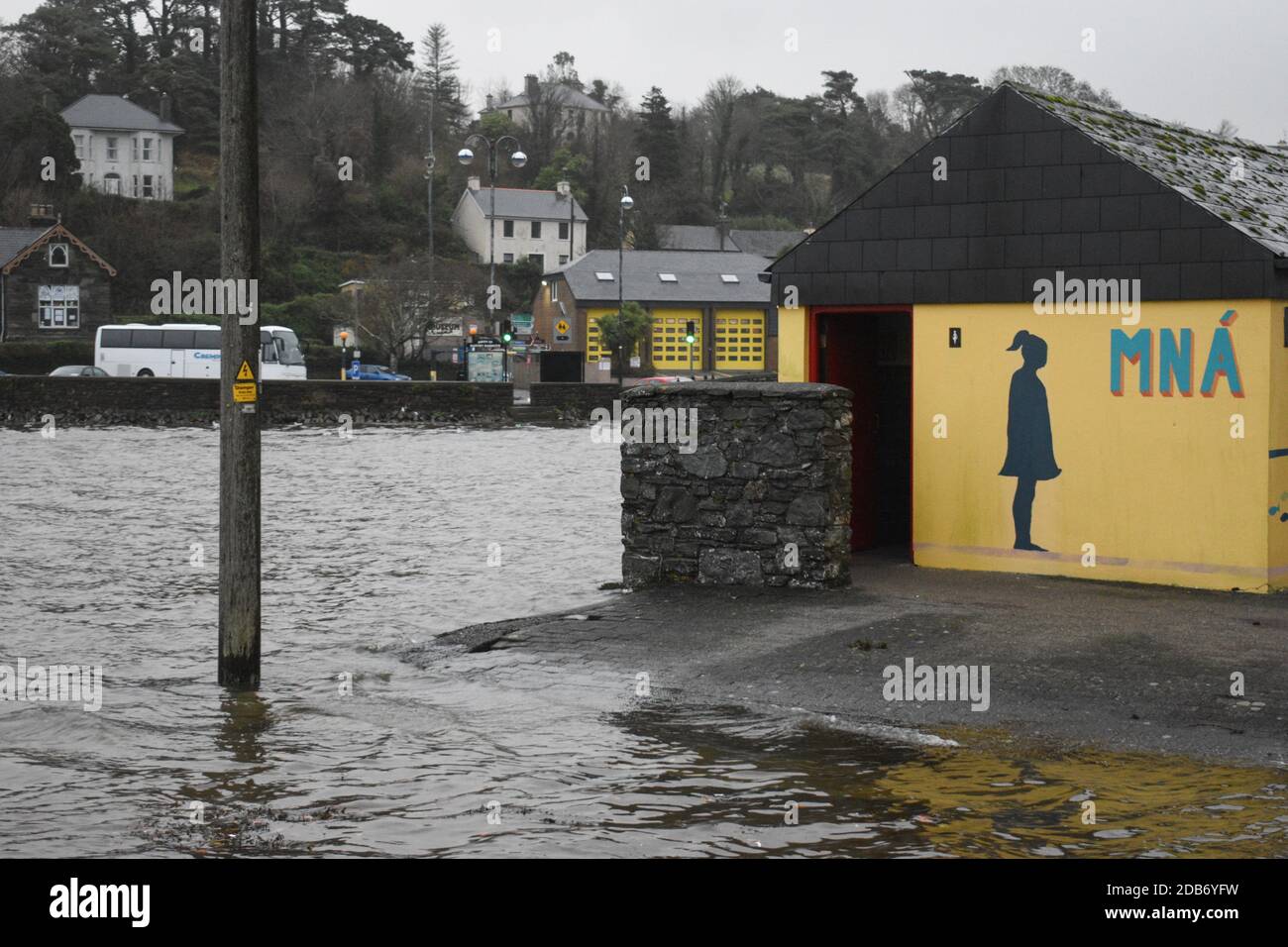 Während sich die Munster-Region auf die gelbe Wetterwarnung vorbereitet, ist die Stadt West Cork; Bantry mit einem hohen Risiko von Flutkatastrophen verbunden Stockfoto