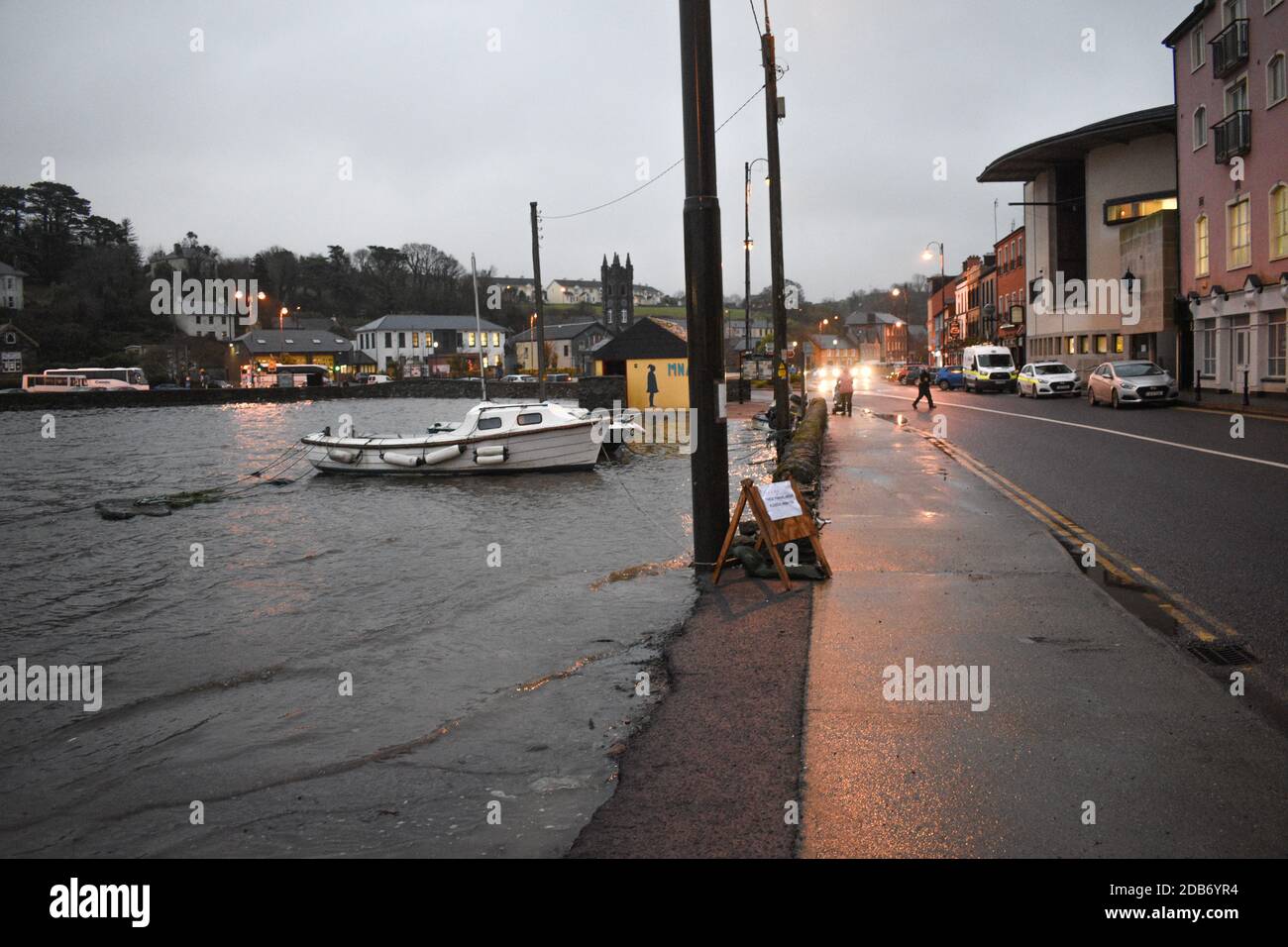 Während sich die Munster-Region auf die gelbe Wetterwarnung vorbereitet, ist die Stadt West Cork; Bantry mit einem hohen Risiko von Flutkatastrophen verbunden Stockfoto