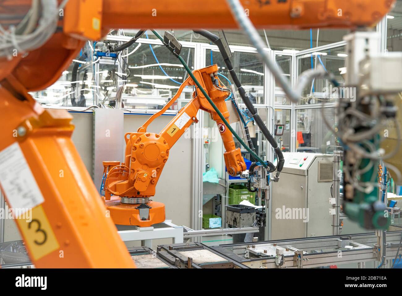 Der Einsatz von Roboterarmen in intelligenten Industriefabriken. Stockfoto