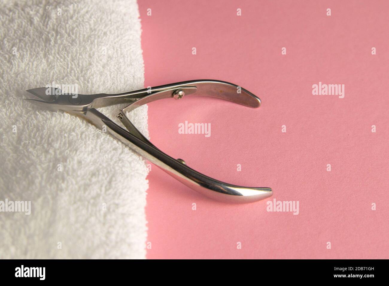 Häutchenschneider klebten an weißen Handtüchern auf einem rosafarbenen Tisch. Freier Speicherplatz Stockfoto