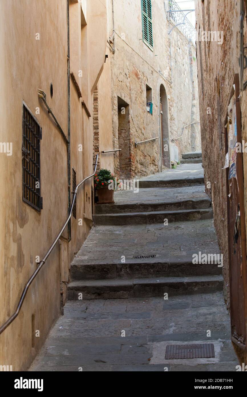 Die schmale Straße in der toskanischen Stadt Stockfoto