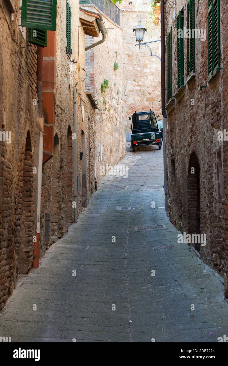 Die schmale Straße in der toskanischen Stadt Stockfoto