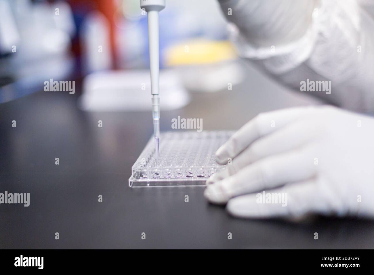 Der primäre Endpunkt der Phase-3-COVE-Studie basiert auf der Analyse von COVID-19-Fällen, die ab zwei Wochen nach der zweiten Impfstoffdosis bestätigt und beurteilt wurden. Diese erste Zwischenanalyse basierte auf 95 Fällen, von denen 90 Fälle von COVID-19 in der Placebo-Gruppe beobachtet wurden, verglichen mit 5 Fällen in der mRNA-1273-Gruppe, was zu einer Punktschätzung der Impfstoffwirksamkeit von 94.5% führte (p <0.0001). Die vorläufige Analyse legt ein weitgehend konsistentes Sicherheits- und Wirksamkeitsprofil über alle bewerteten Untergruppen hinweg nahe. Da mehr Fälle entstehen, die bis zur endgültigen Analyse führen. Stockfoto