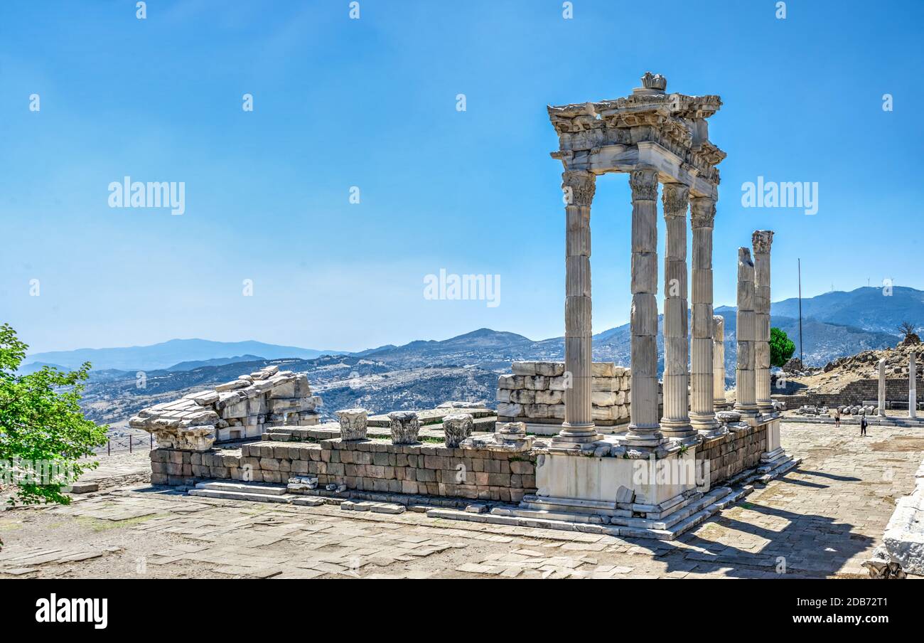 Pergamon, Türkei -07.22.2019. Ruinen des Tempels von Dionysos in der antiken griechischen Stadt Pergamon, Türkei. Große Panoramaaussicht Stockfoto