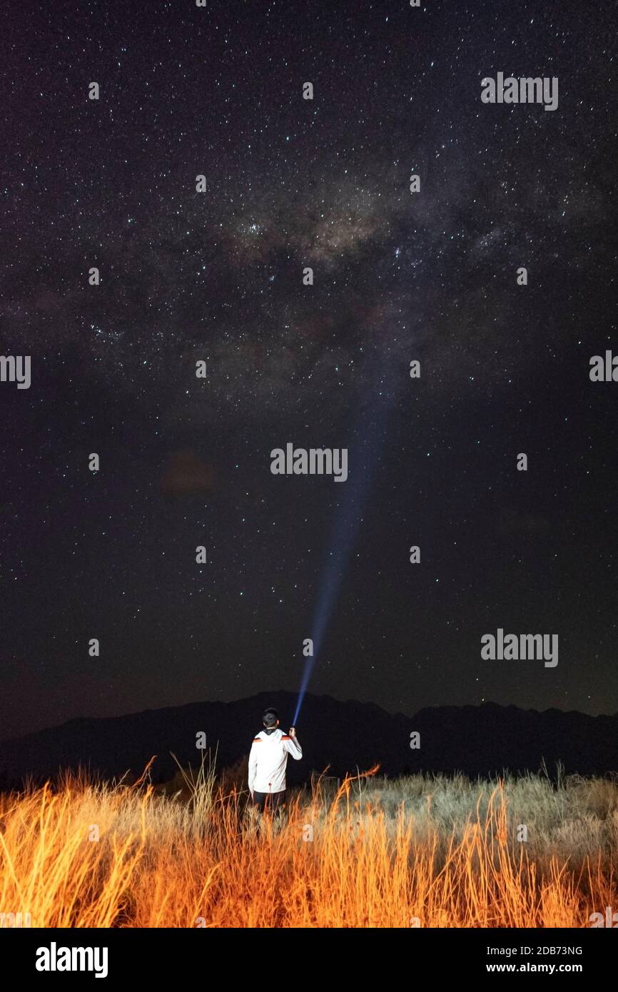 Junger Mann fotografiert die Milchstraße Stockfoto