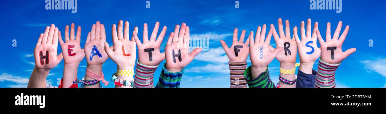 Kinder Machen Zuerst Bunt Englisch Wort Gesundheit. Blauer Himmel Als Hintergrund Stockfoto