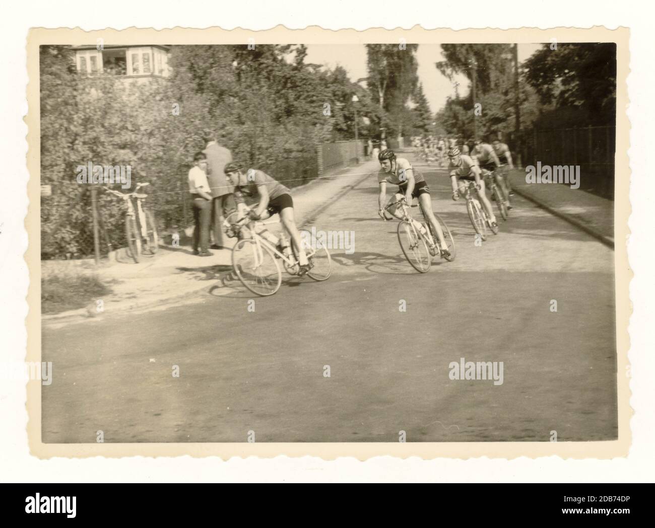 Original Vintage Cycling Mid Century Foto, Amateurfotografie, gebördelte Muschelrand, Radrennen, Lichter Felde auf Rückseite geschrieben, datiert 1961, wahrscheinlich deutsch, Europa. Stockfoto