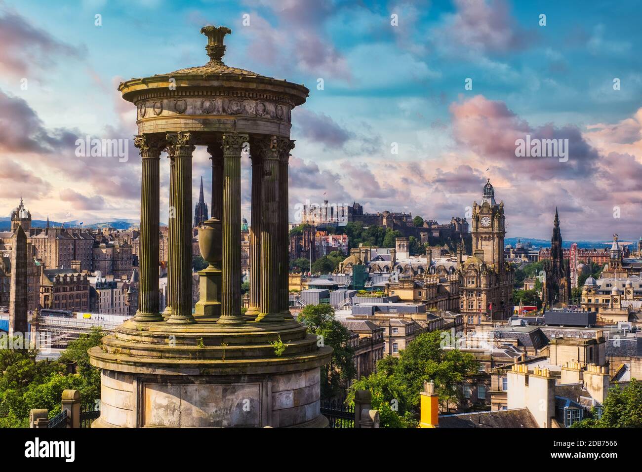 Die Stadt Edinburgh in Schottland bei Sonnenuntergang - Aussicht Von Calton Hill Stockfoto