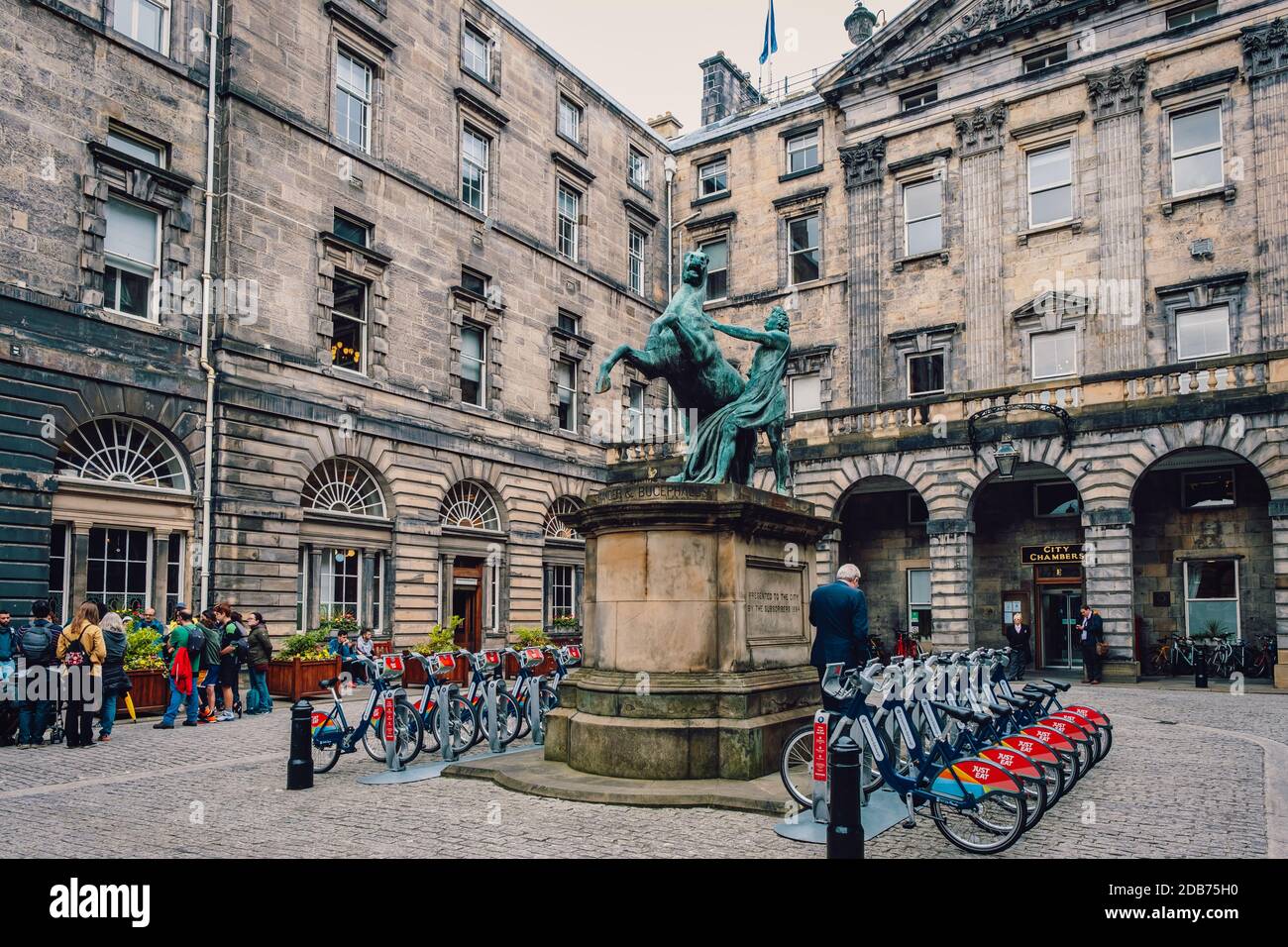 Das historische Edinburgh City Chambers mit der berühmten Statue von Alexander und Bucephalus Stockfoto