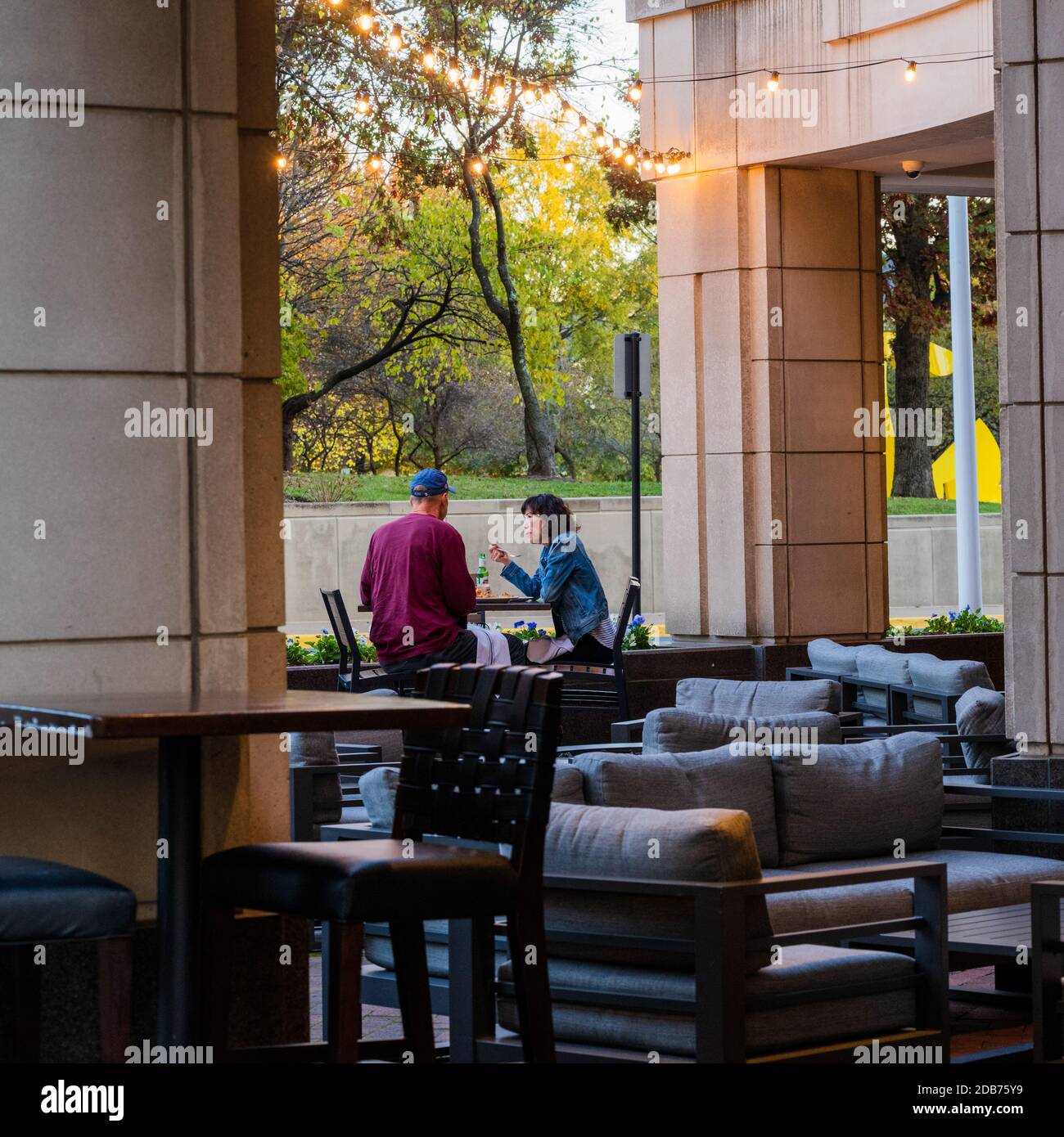 Reston, VA, USA -- 8. November 2020. Foto eines Paares, das im Freien in einem Restaurant bei einem Park in Reston, VA, essen geht. Stockfoto