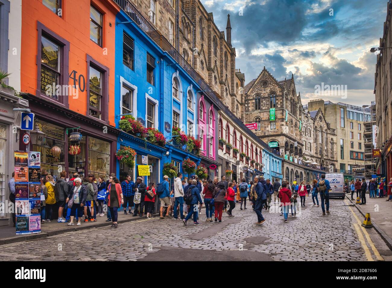 Victoria Street in Edinburgh, mit seinen Coloful Gebäuden und unabhängigen Geschäften ist dies eine der Top-Attraktionen von t Stockfoto