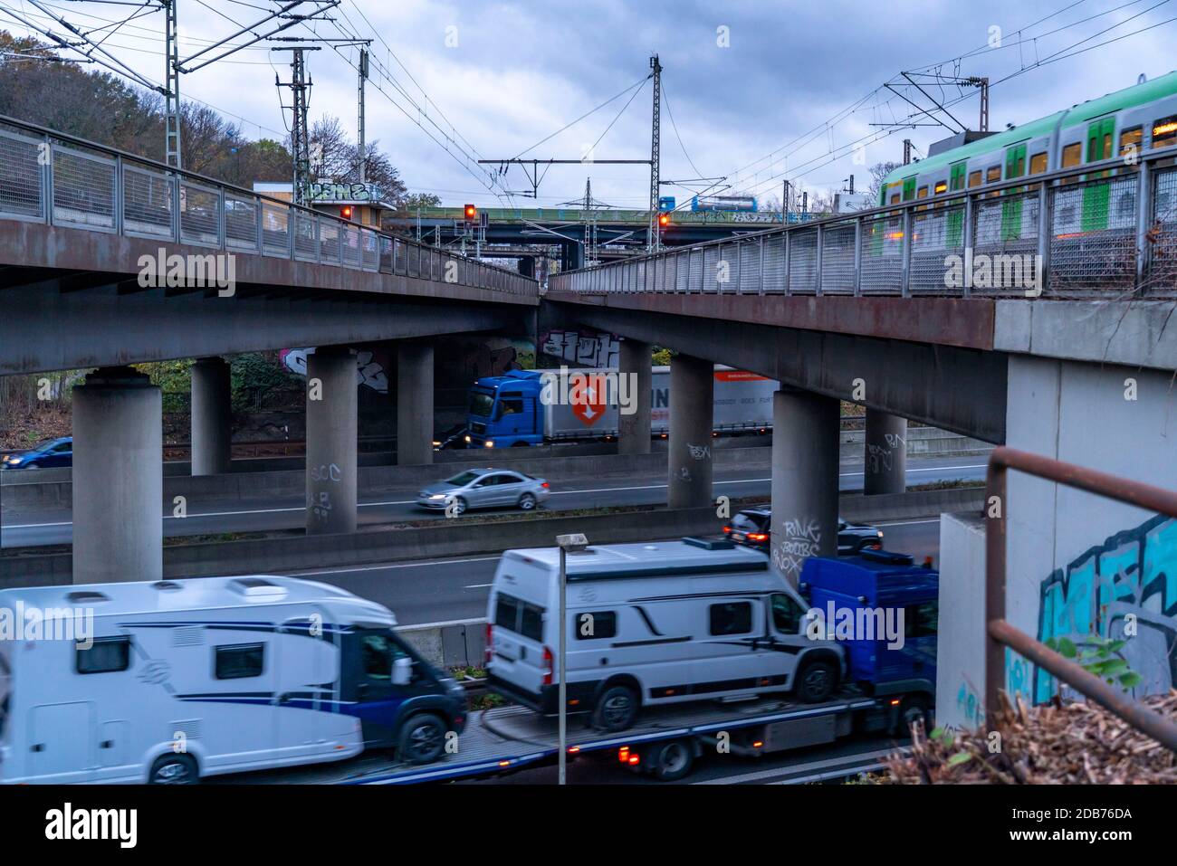 Das Autobahnkreuz Kaiserberg, Autobahn A40, Ruhrschnellweg, überquert die A3, Brückenlandschaft, Autobahnbrücken und Eisenbahnbrücken, genannt Spagett Stockfoto
