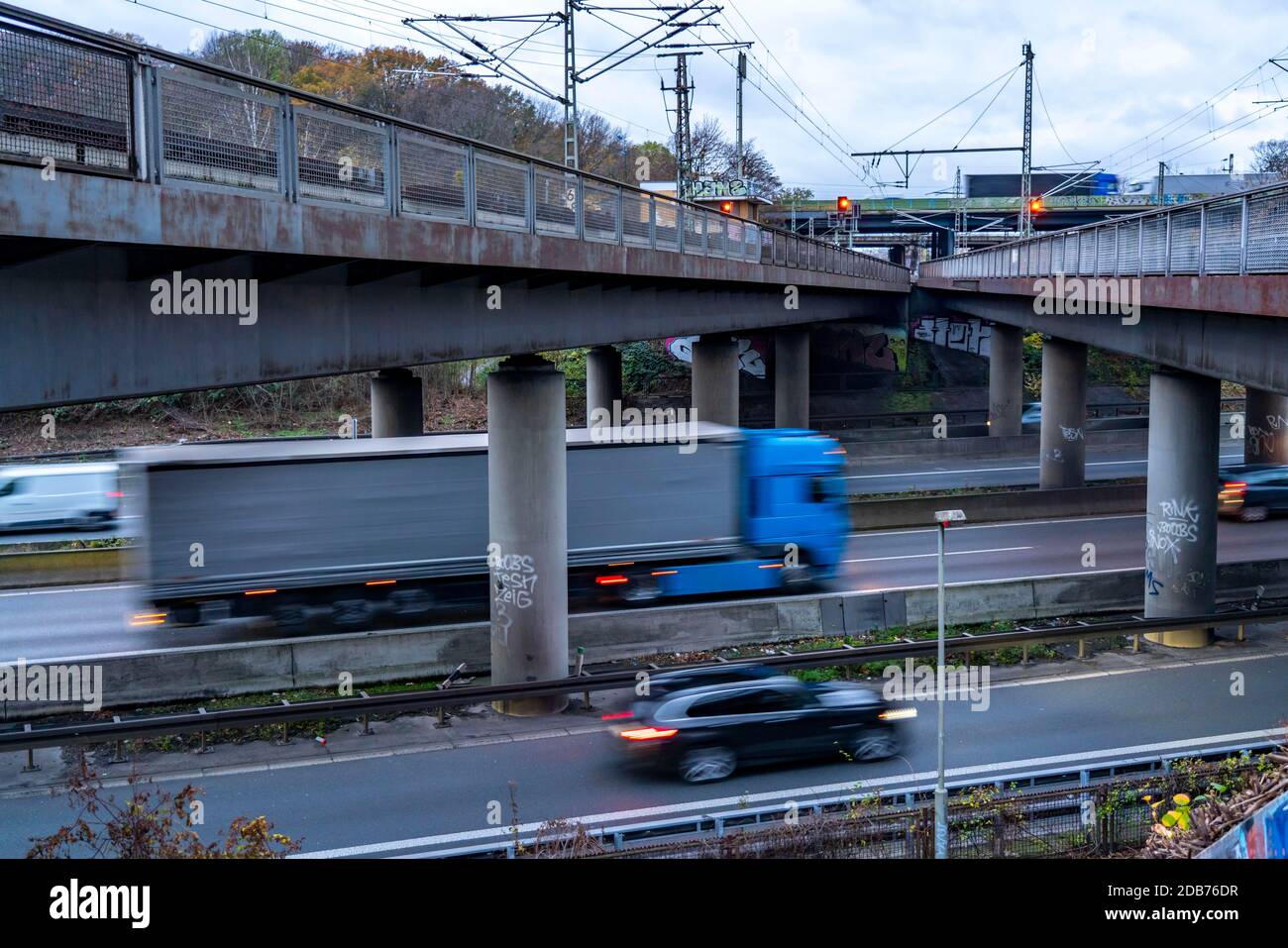 Das Autobahnkreuz Kaiserberg, Autobahn A40, Ruhrschnellweg, überquert die A3, Brückenlandschaft, Autobahnbrücken und Eisenbahnbrücken, genannt Spagett Stockfoto