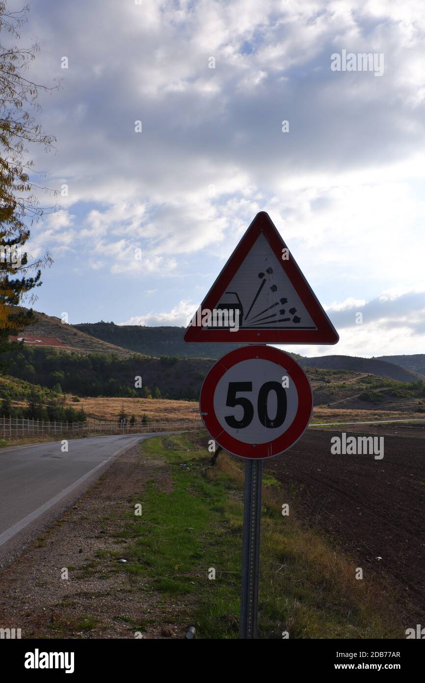 Verkehrsschilder in der Türkei (Warnung vor losen Spänen auf der Fahrbahn und 50 Km-Geschwindigkeitsbegrenzung) Stockfoto