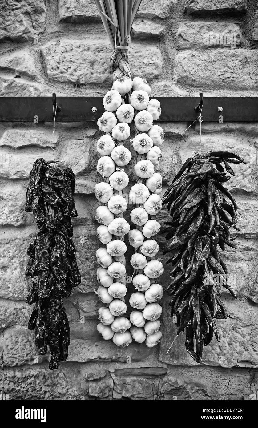 Knoblauch und Paprika, Detail der einige Gemüse Trocknen im Freien, typische Speisen von Spanien Stockfoto