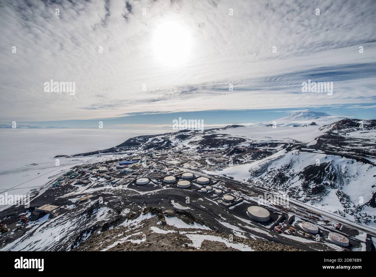 Der Blick auf die McMurdo Station, Antarktis von der Spitze des Observation Hill. Stockfoto