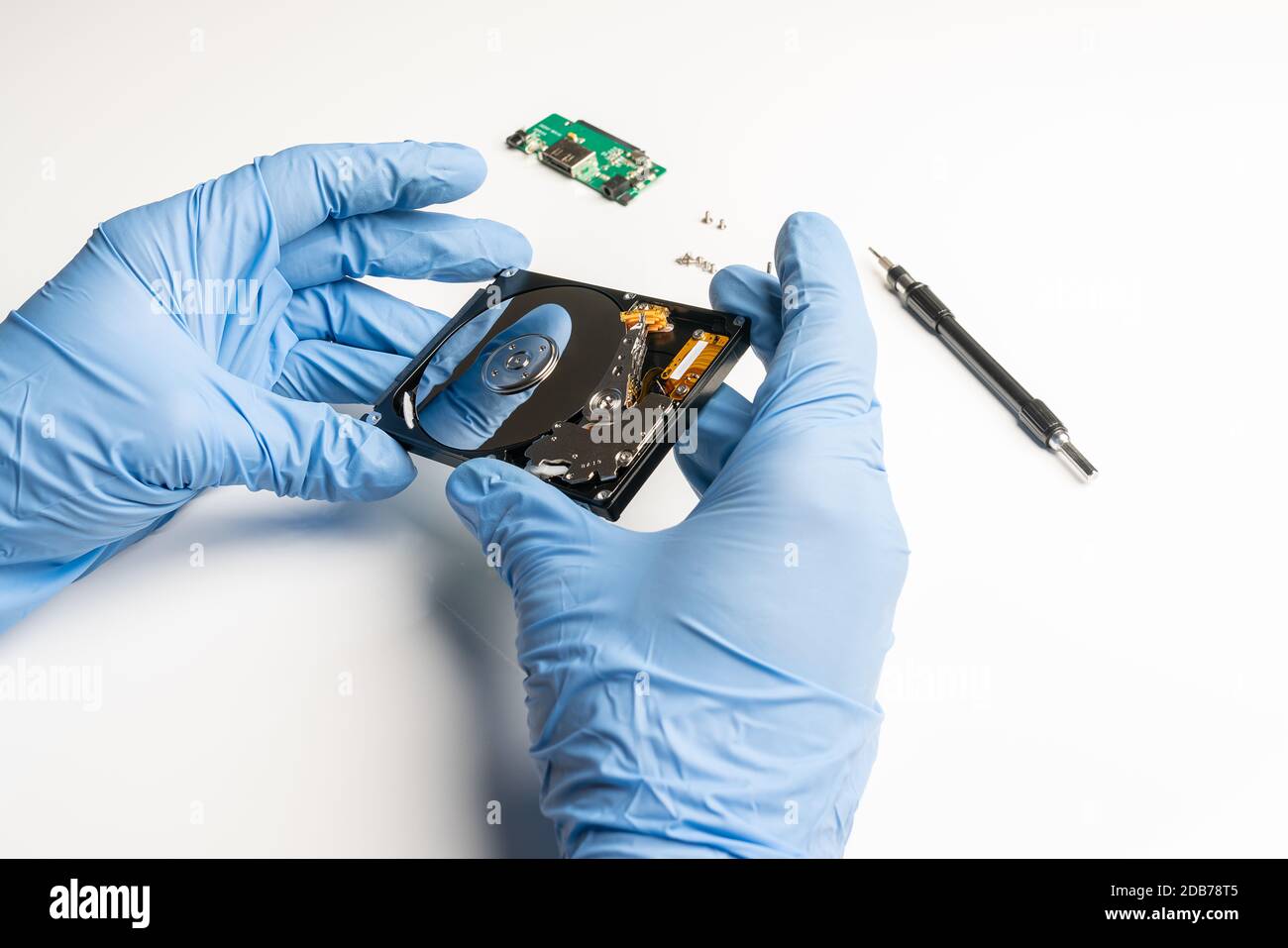 Steuerung einer Festplatte unter Laborbedingungen mit Handschuhen Stockfoto