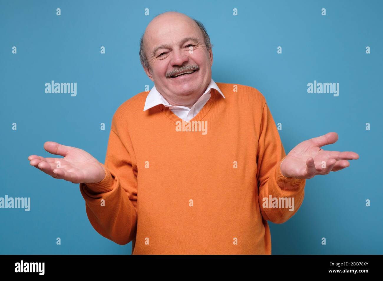 Senior verwirrt Mann zuckte Schultern, Verbreitung Handrasur keine Antwort. Stockfoto