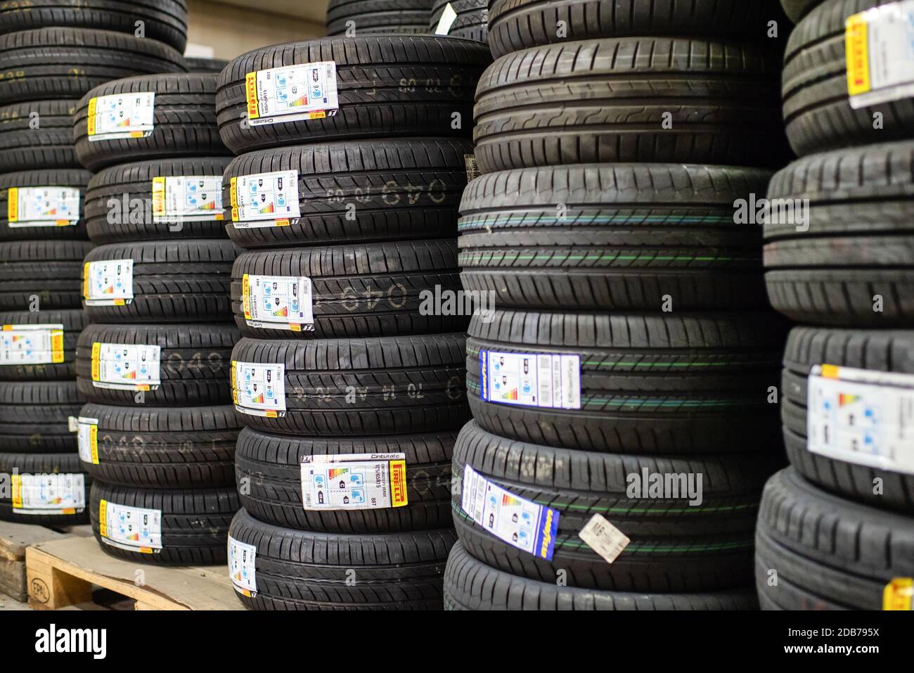 Brandneue Pirelli Motorreifen mit verschiedenen Stufen aufgestapelt Ein Regal in einem Autohaus in Nahaufnahme Vollformatansicht Stockfoto