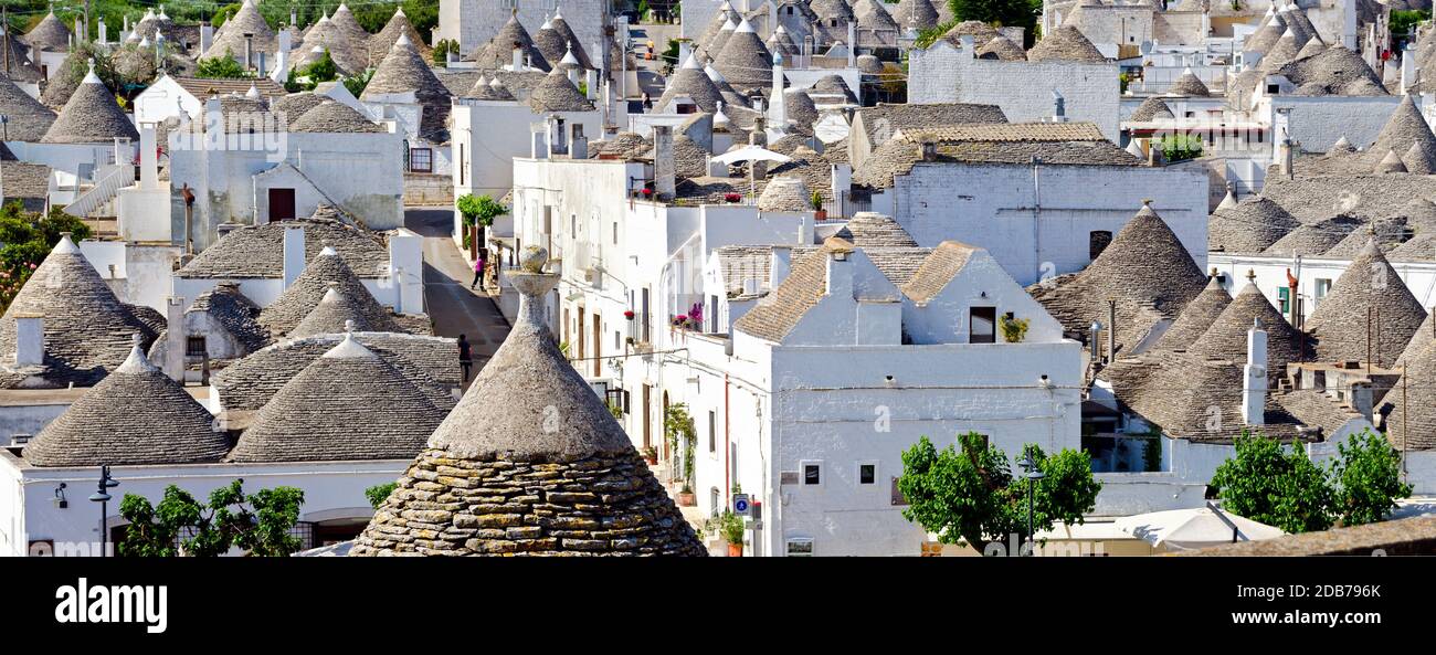 Blick über die weißen Häuser von Alberobello mit Trulli-Dächern in der Region Apulien, Italien Stockfoto