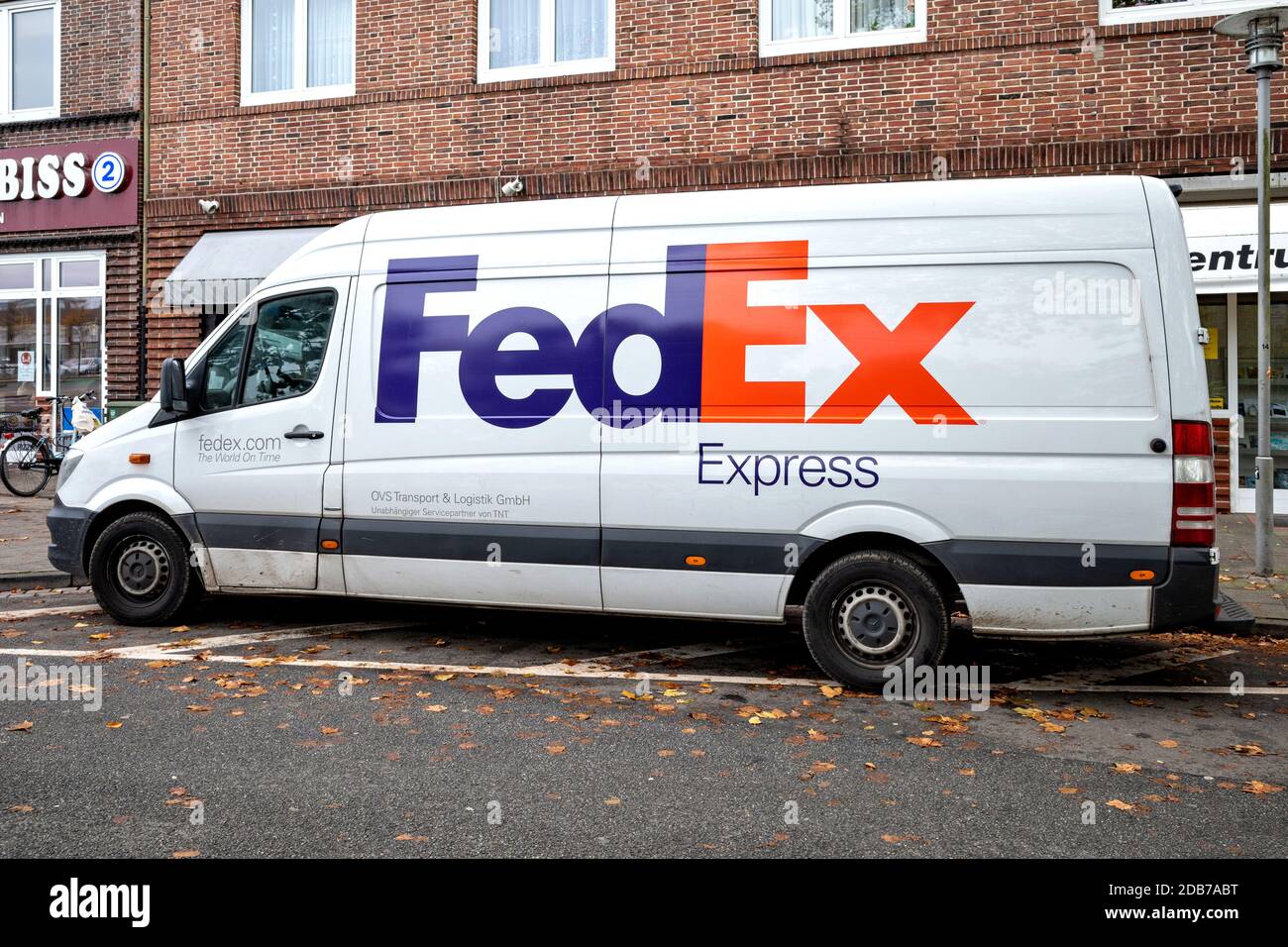 FedEx Lieferwagen. FedEx Corporation ist ein amerikanisches multinationales Lieferdienstleistungsunternehmen mit Sitz in Memphis, Tennessee. Stockfoto