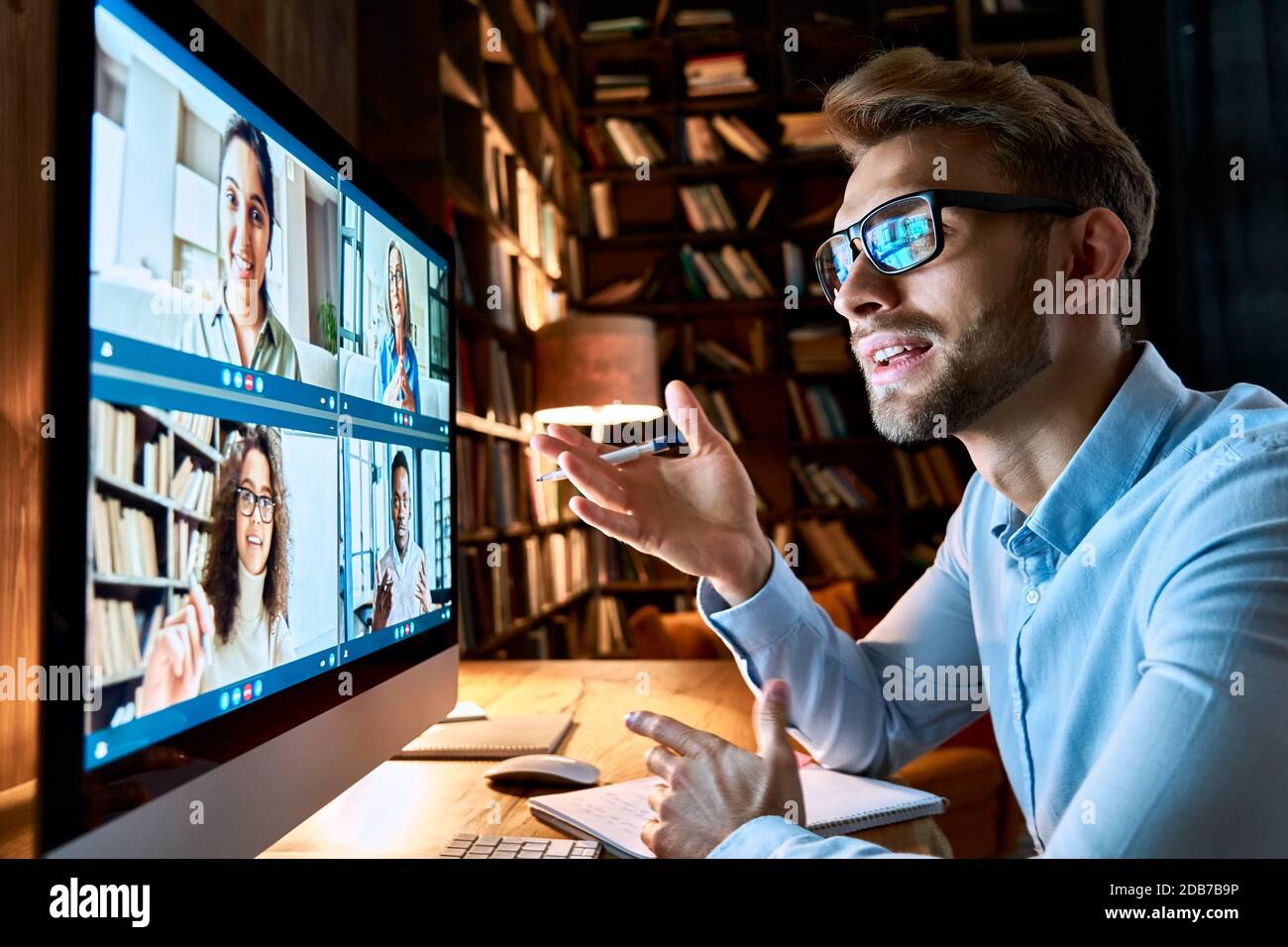 Business man im Gespräch mit verschiedenen Kollegen in virtuellen Videokonferenz Chat. Stockfoto