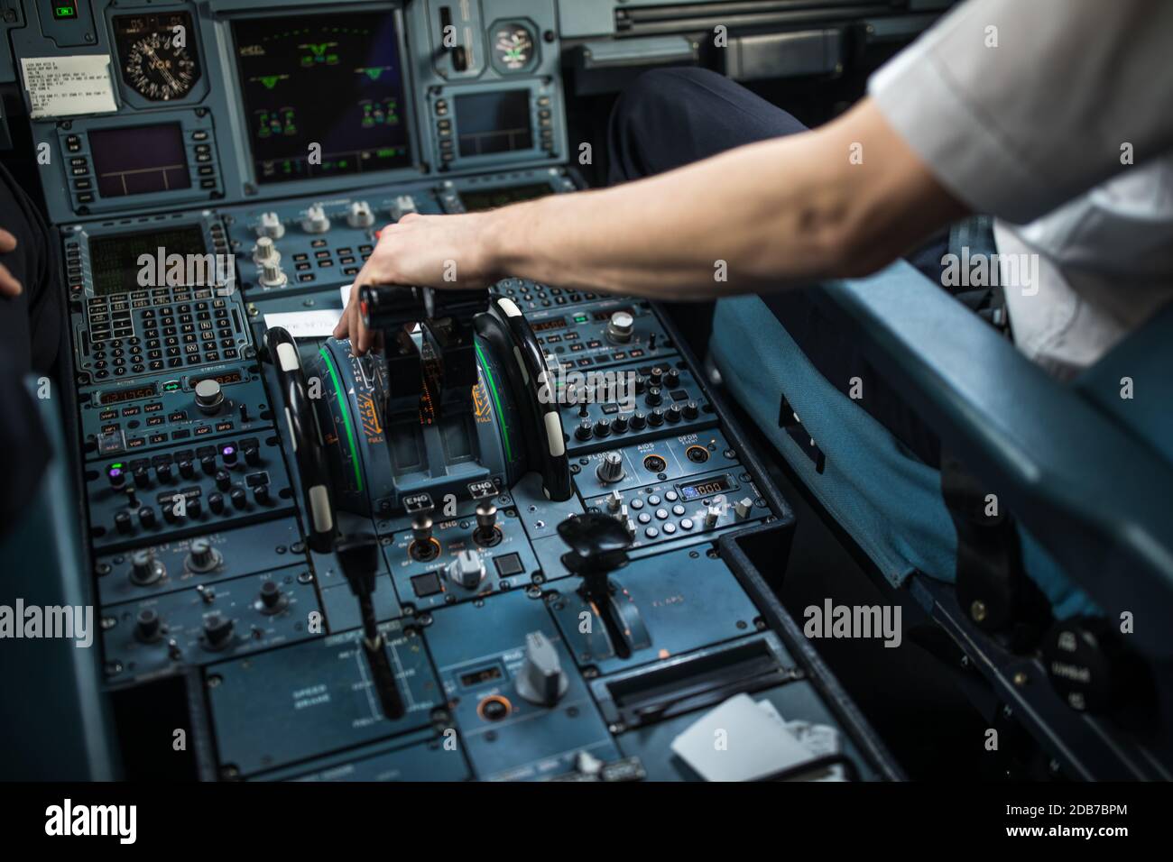 Der Pilot Hand beschleunigen Auf der Drosselklappe in ein Verkehrsflugzeug Flug Cockpit während des Starts Stockfoto