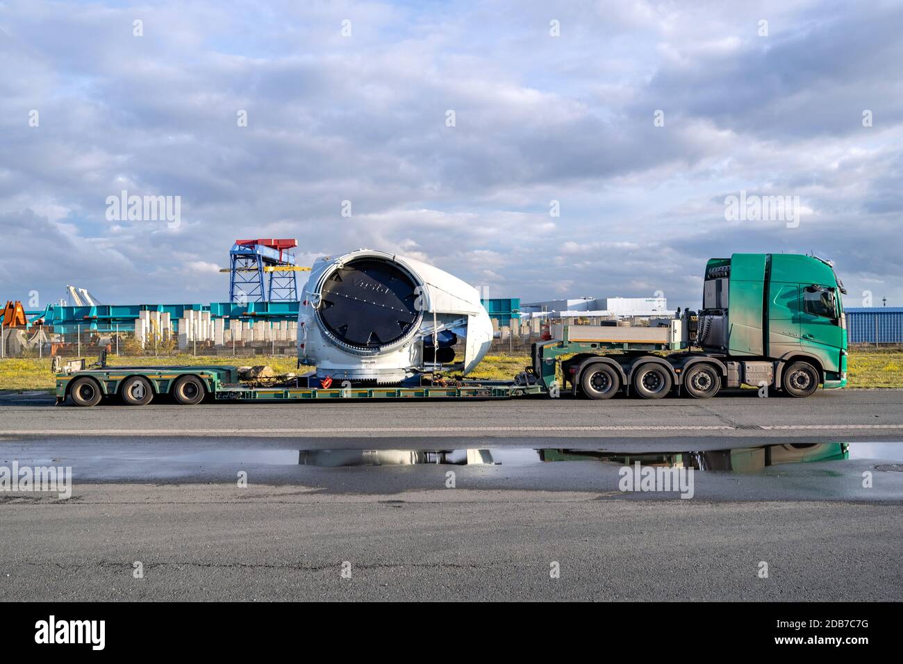 Schwerlastkraftwagen mit Rotorkomponente der Windenergieanlage Stockfoto