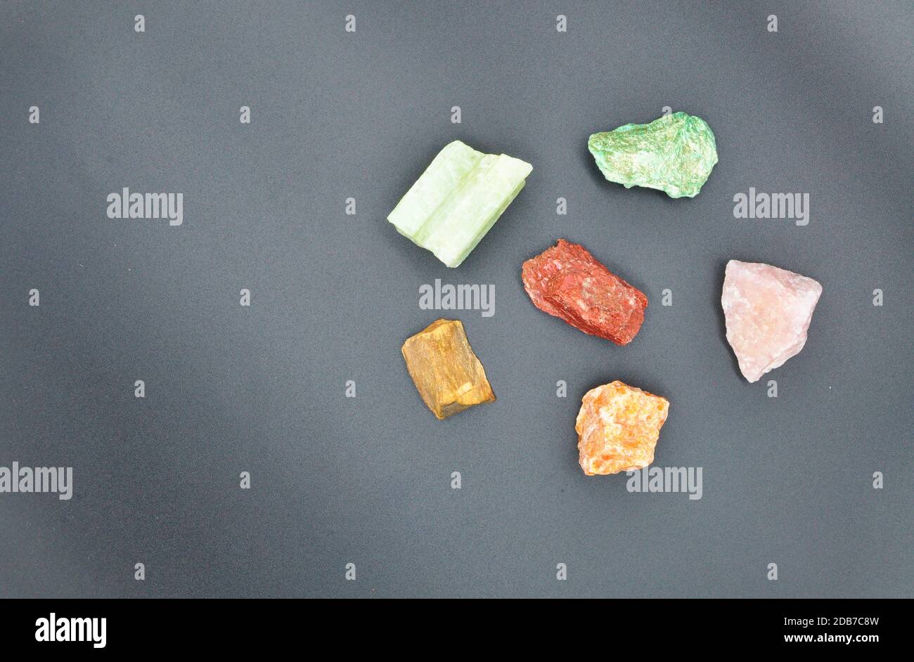 Sammlung von wertvollen Mineralien und farbigen Edelsteinen isoliert auf schwarz Hintergrund Stockfoto