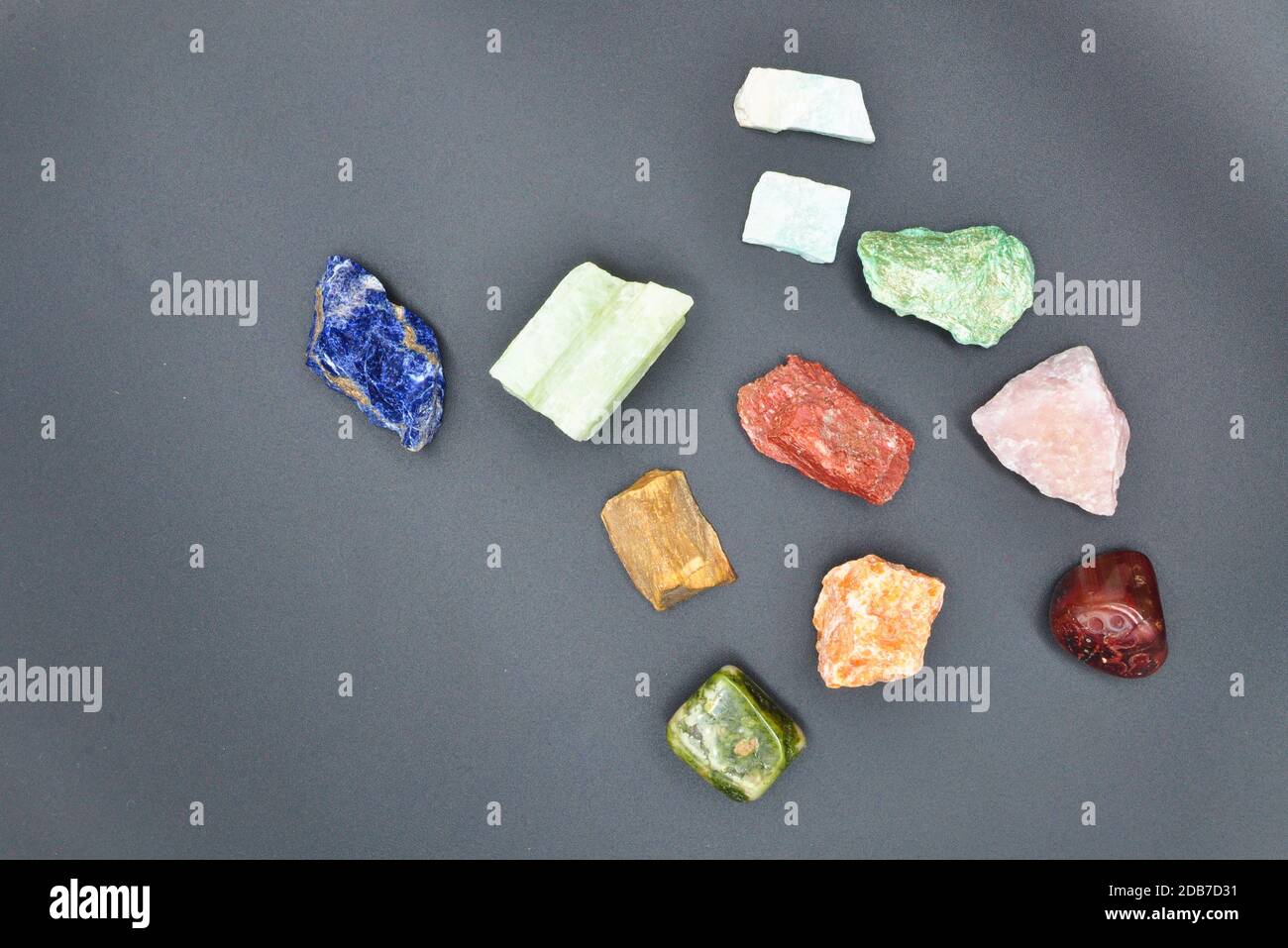 Sammlung von wertvollen Mineralien und farbigen Edelsteinen isoliert auf schwarz Hintergrund Stockfoto
