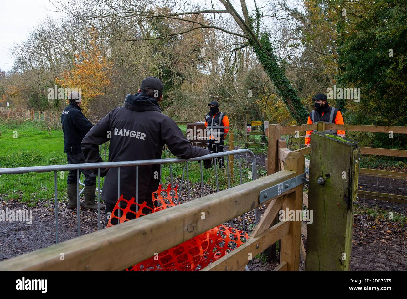 Denham, Buckinghamshire, Großbritannien. November 2020. Ein weiterer öffentlicher Fußweg hat Sicherheitsbarrieren, die über das Tor gelegt werden, um ihn zu blockieren. Im Denham Country Park haben einige Mitglieder der Öffentlichkeit die Nase voll von HS2-Sicherheitspatrouillen auf öffentlichen Fußwegen. Ihre häufige Präsenz wird von Spaziergängern als einschüchternd wahrgenommen, um den öffentlichen Park zu genießen. Die Menschen werden auch frustriert, da öffentliche Fußwege ohne vorherige Benachrichtigung gesperrt werden. HS2 haben einen Teil des Parks übernommen und zerstören Bäume und Lebensräume für Wildtiere für den Bau der umstrittenen HS2-Hochgeschwindigkeitsstrecke von Lon Stockfoto