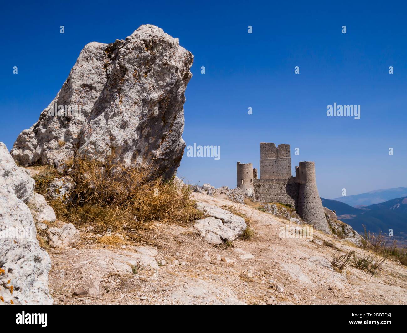 Atemberaubende Aussicht auf Rocca Calascio Ruinen, alte mittelalterliche Festung im Gran Sasso Nationalpark, Abruzzen Region, Italien Stockfoto