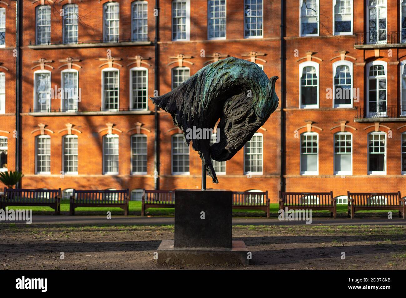 Skulptur „Feuer“ in den Mount Street Gardens, London Stockfoto