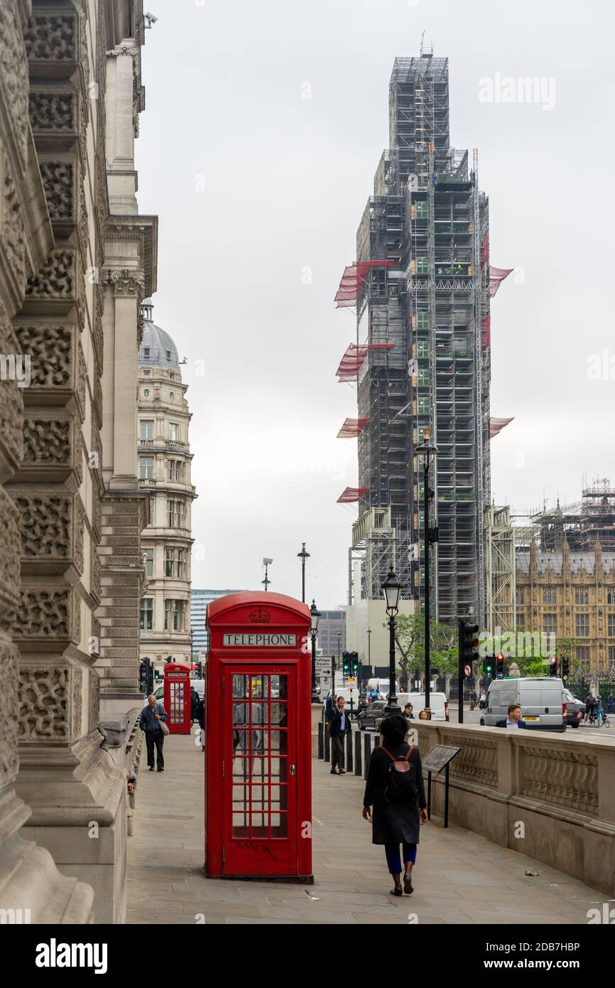 London Telefonbox und Big Ben mit Gerüsten bedeckt Stockfoto