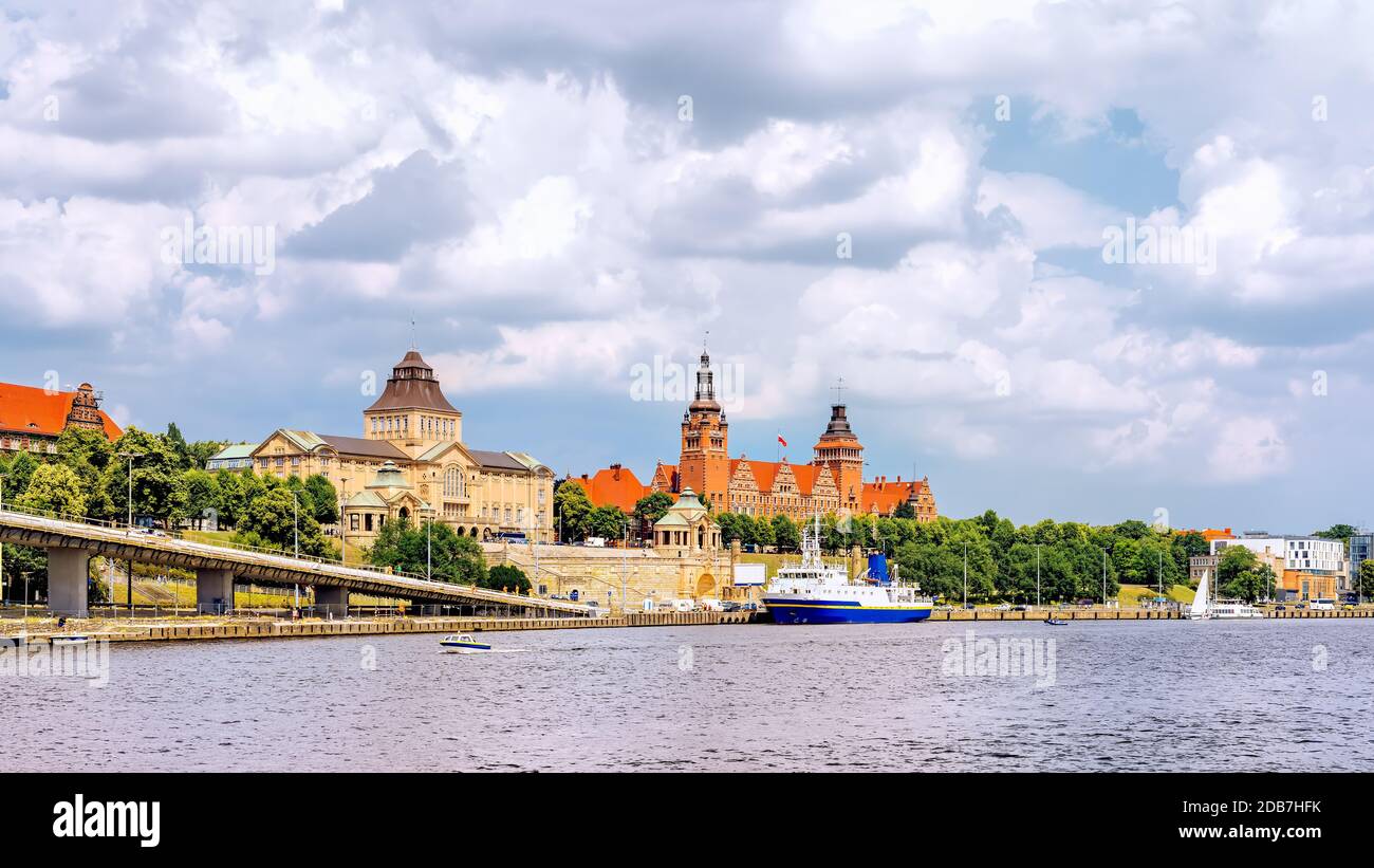 Kreuzfahrtschiff dockte an Rampart von Brave Böschung an. Landesmuseum und Westliches Pommerschen Landesamt und Passamt im Hintergrund, Szczecin Stockfoto