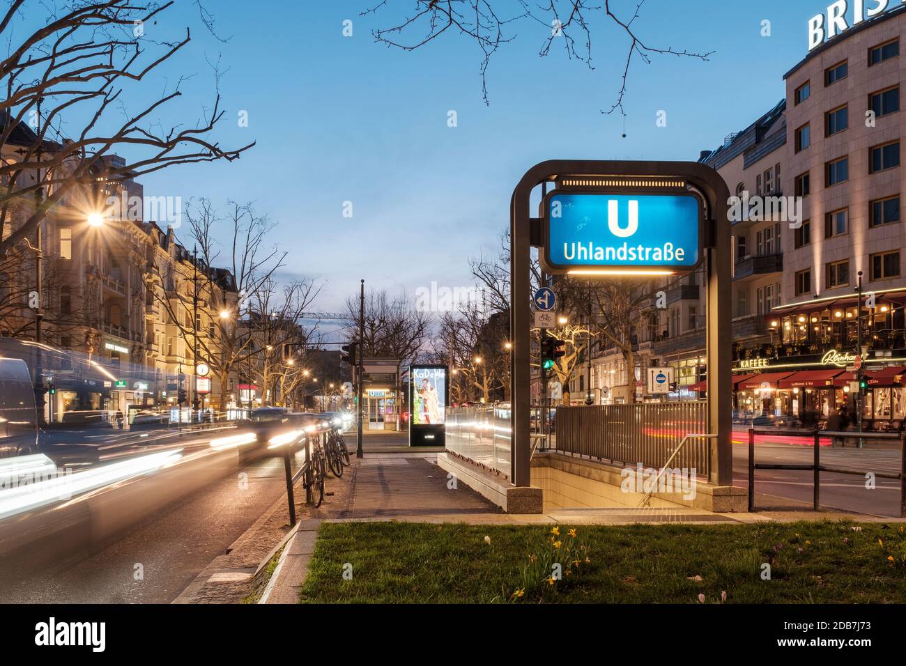 Deutschland, Berlin, U-Bahn-Station Uhlandstraße bei Nacht Stockfoto