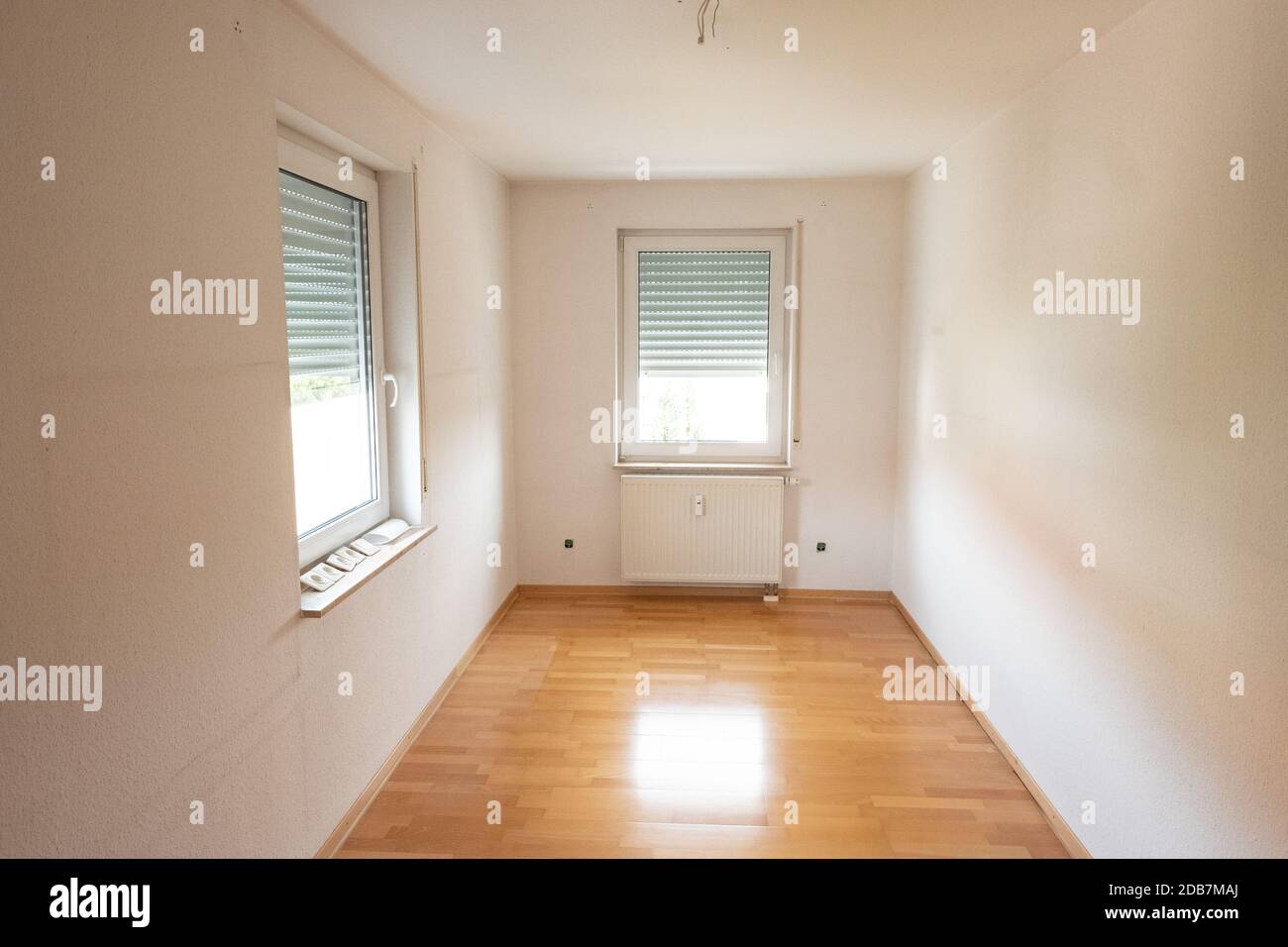 Leeres Zimmer mit Fenster und Parkett im hinteren beleuchtet Stockfoto