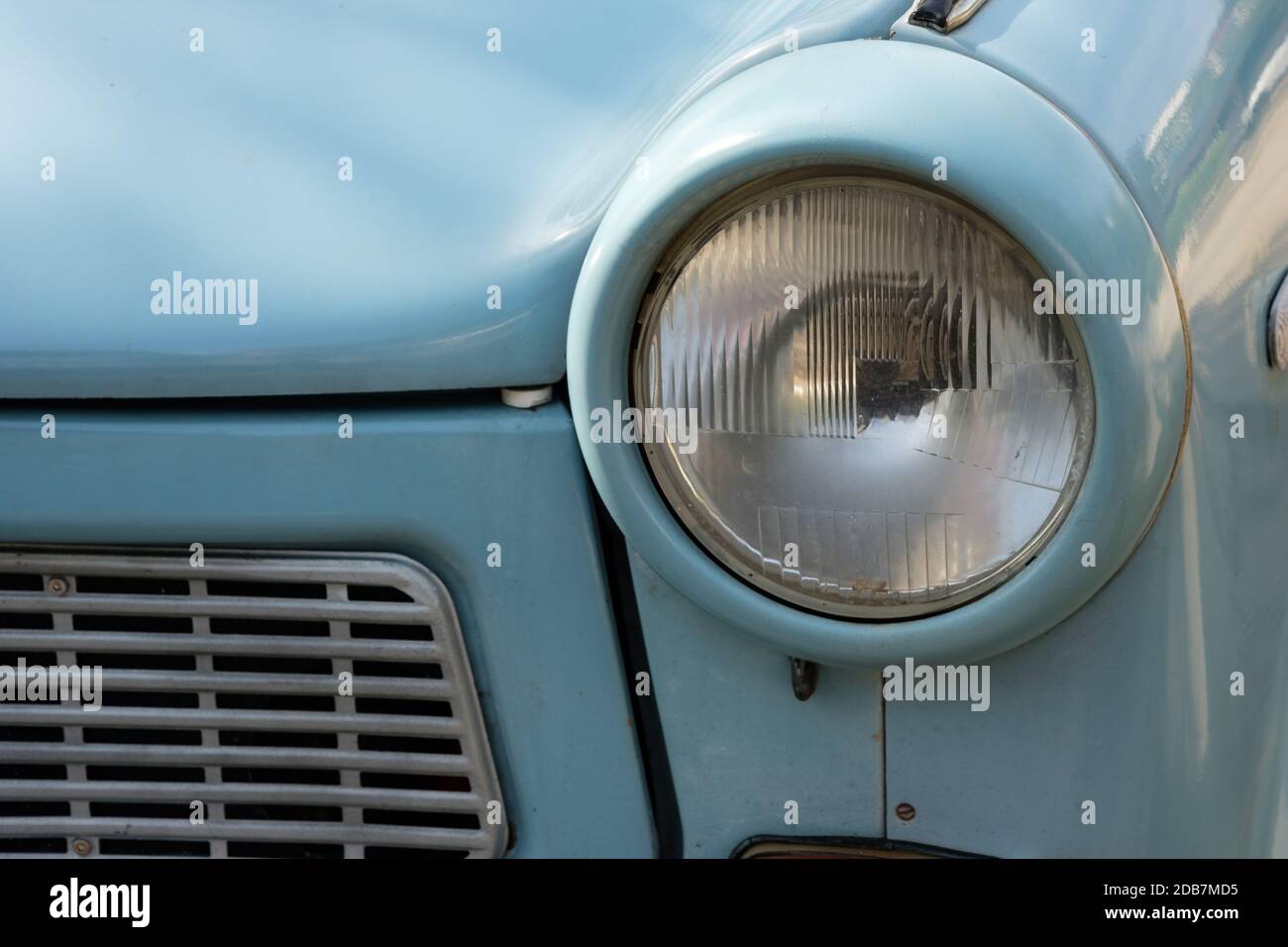 Scheinwerfer und Front eines trabant in blau als Nahaufnahme  Stockfotografie - Alamy