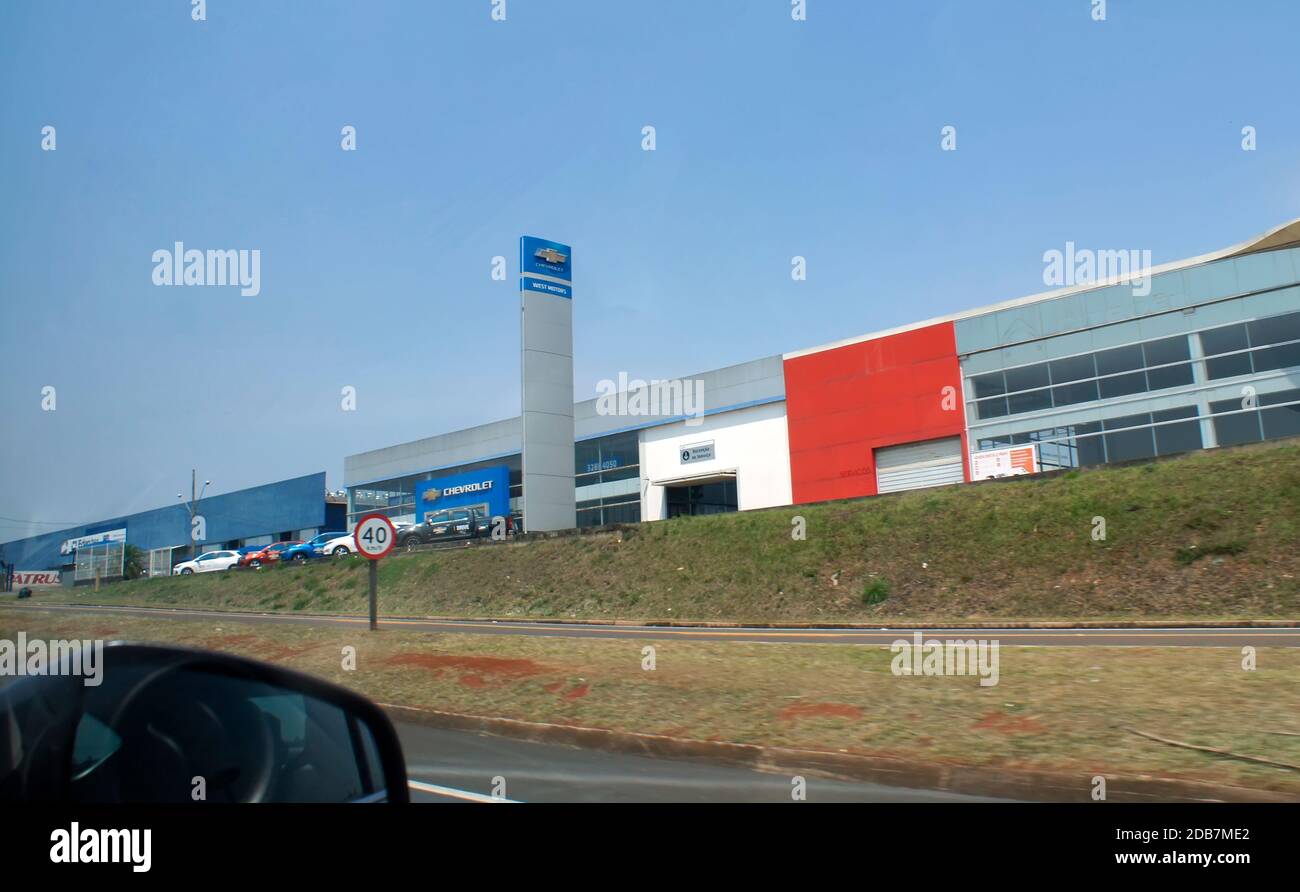 November 2020. Cerquilho, SP, Brasilien. Eine Fahrersicht, aus der Sicht des Chevrolet-Händlers auf der Autobahn. Stockfoto