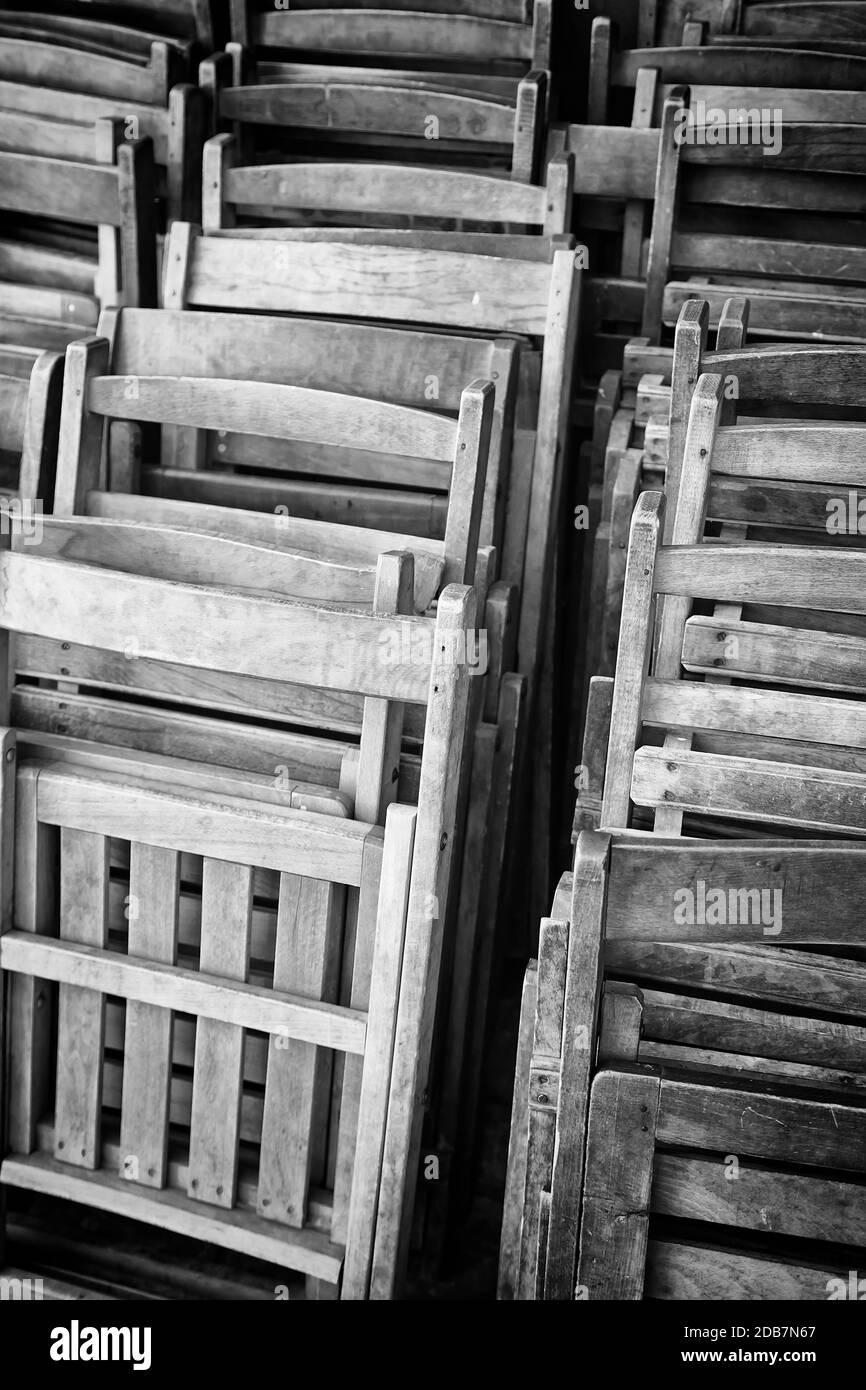 Alte Holzstühle, Detail eines geschlossenen Holzstühle, Bestuhlung, Ruhe und Entspannung Stockfoto