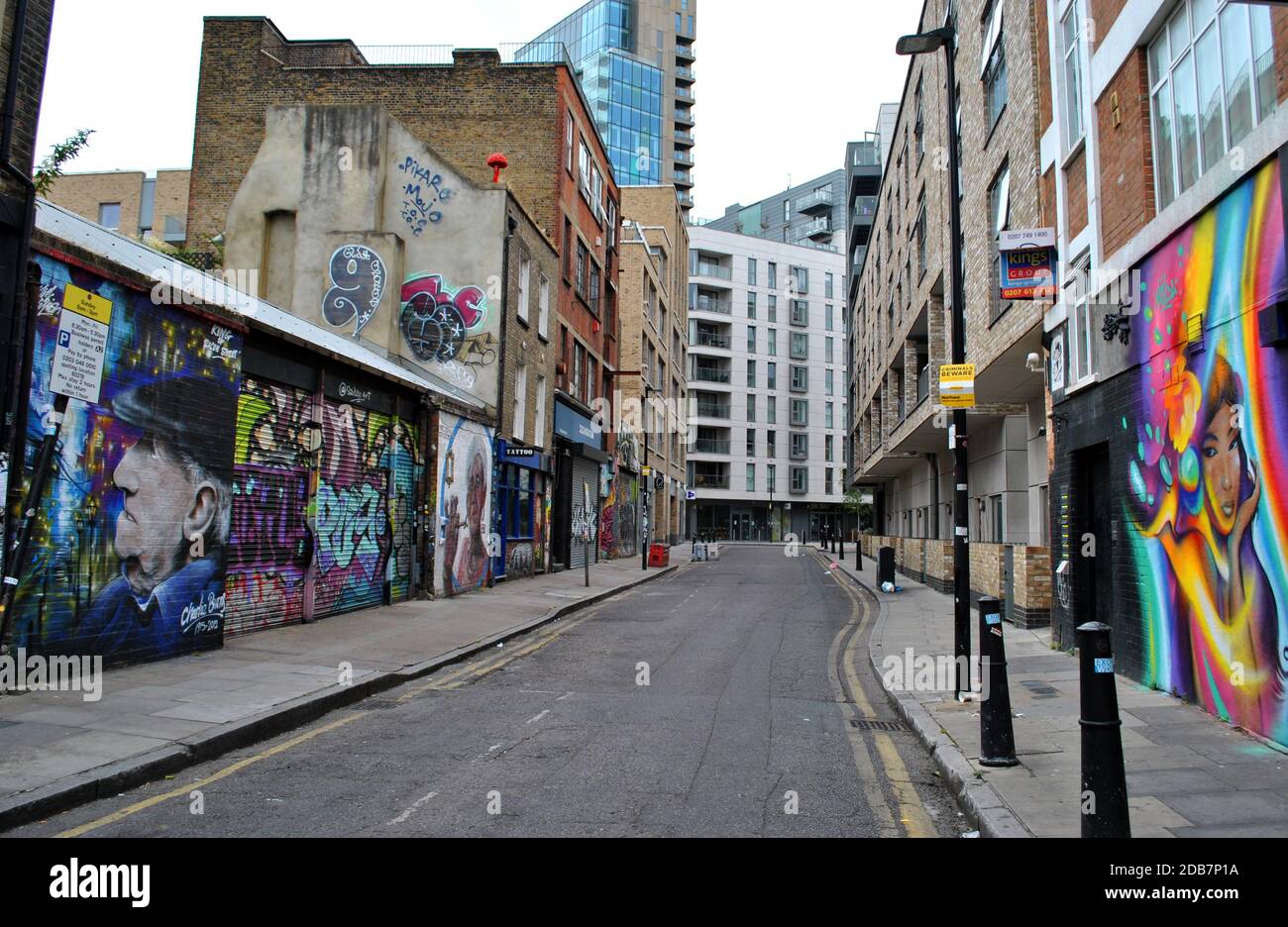 Bacon Street, Spitalfields während der ersten UK-Sperre im Jahr 2020, mit einer Mischung aus sehr neuer & alter Architektur & atemberaubender Street Art & rauer Graffiti. Stockfoto