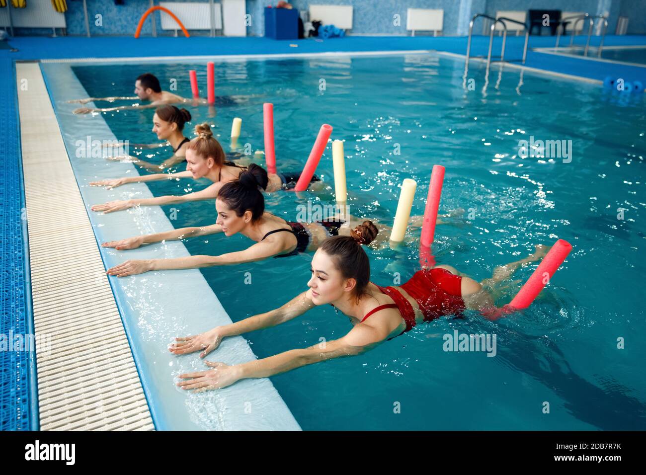 Schwimmergruppe, Aqua-Aerobic-Training im Pool. Frauen im Wasser, Sport Schwimmen  Fitness-Workout Stockfotografie - Alamy
