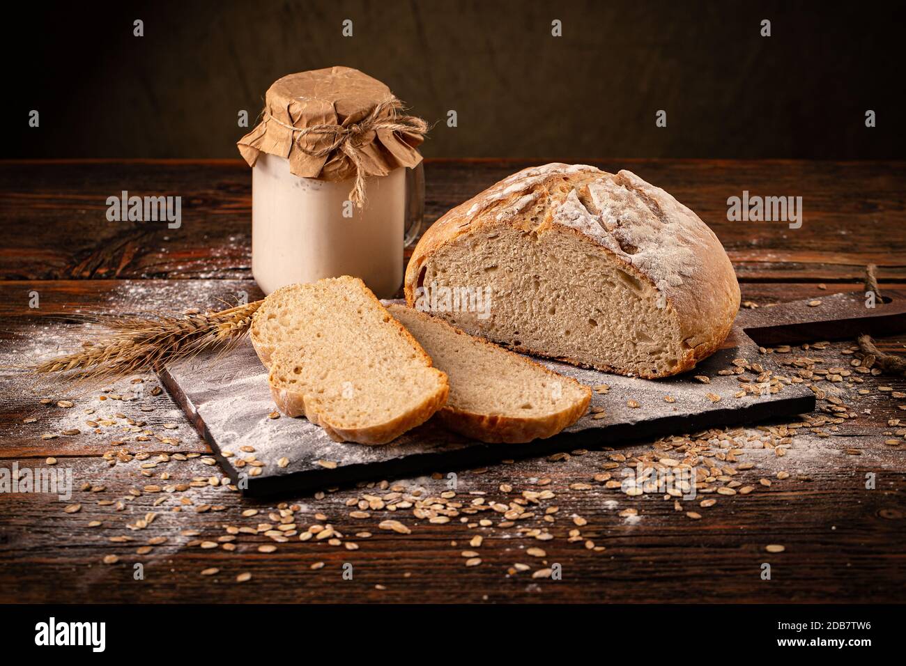 Sauerteigbrot aus naturbelassener Wildhefe-Sauerteig-Starterkultur Stockfoto