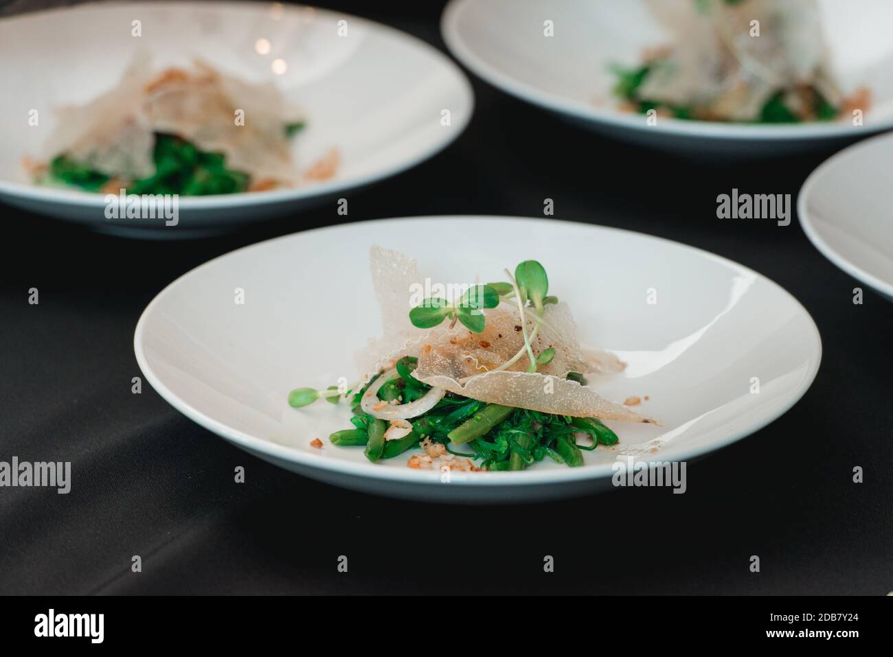 Ein Teller mit knusprigem Calamari-Salat mit Salat, Zitrone und Spargel Stockfoto
