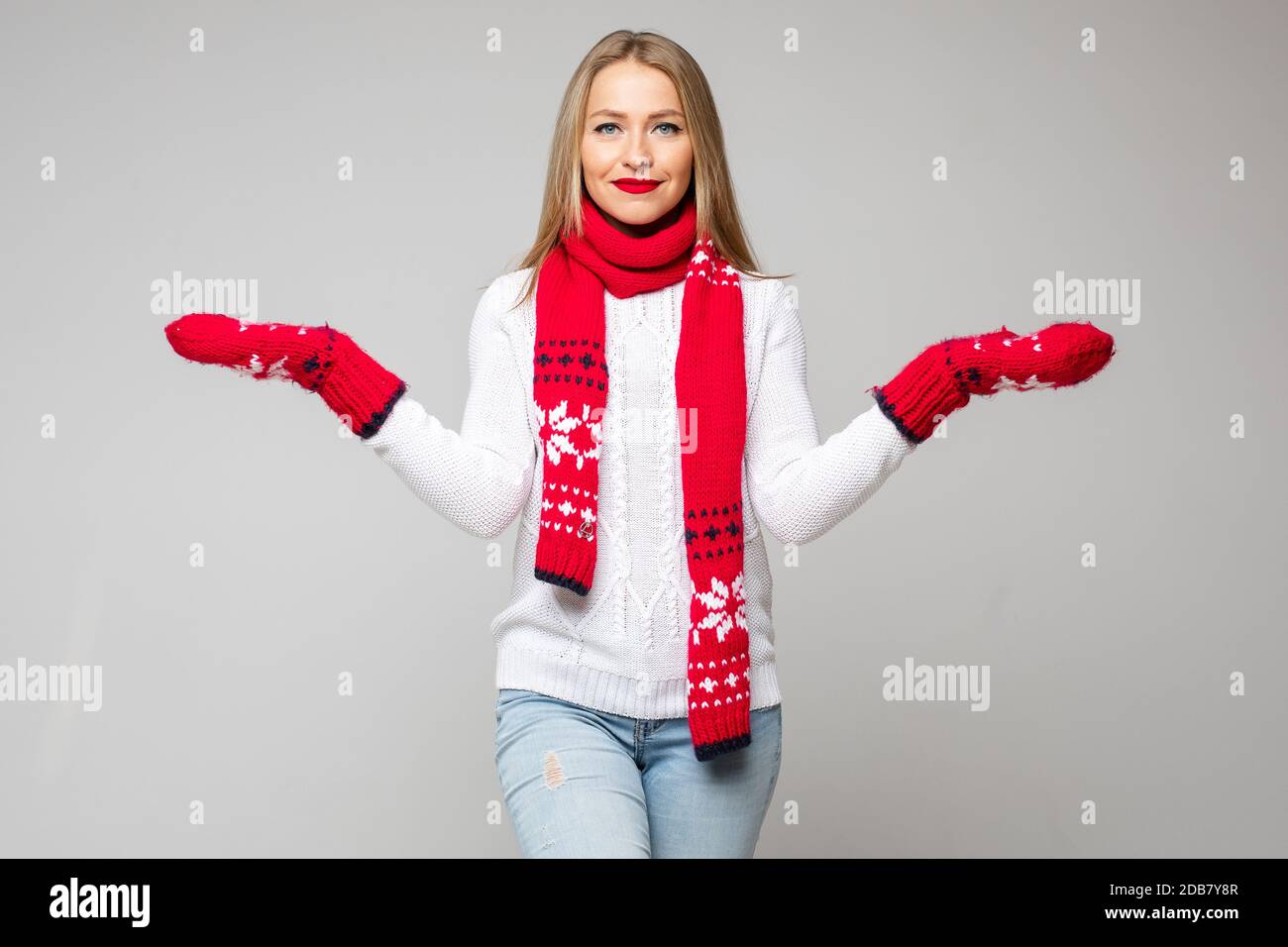 Schöne Frau in Strickkleidung Gefühl bereit für den Winter Stockfoto