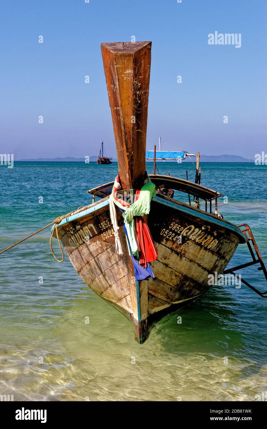 Longtail Boote auf Phra Nang Strand, Railay, Provinz Krabi, Thailand: Longtail Boote und Princess Cave - Reiseziel - 25. Januar 2020 Stockfoto