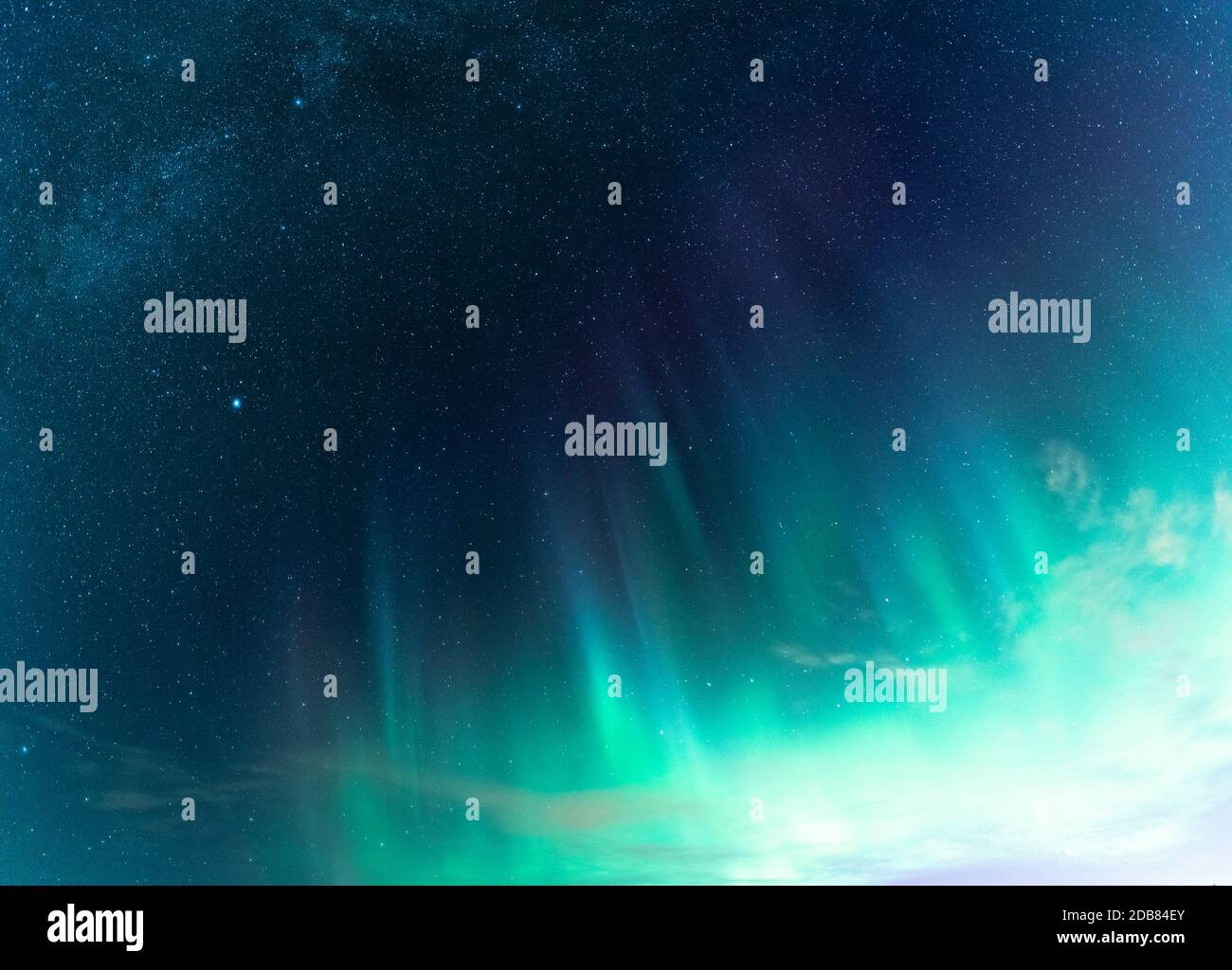 Erstaunliches Panorama der szenischen Aurora Borealis Streifen leuchten unter Milchstraße Sterne und Galaxien, Foto vertikal aufgenommen, nur grüne Himmel Farben. Stockfoto